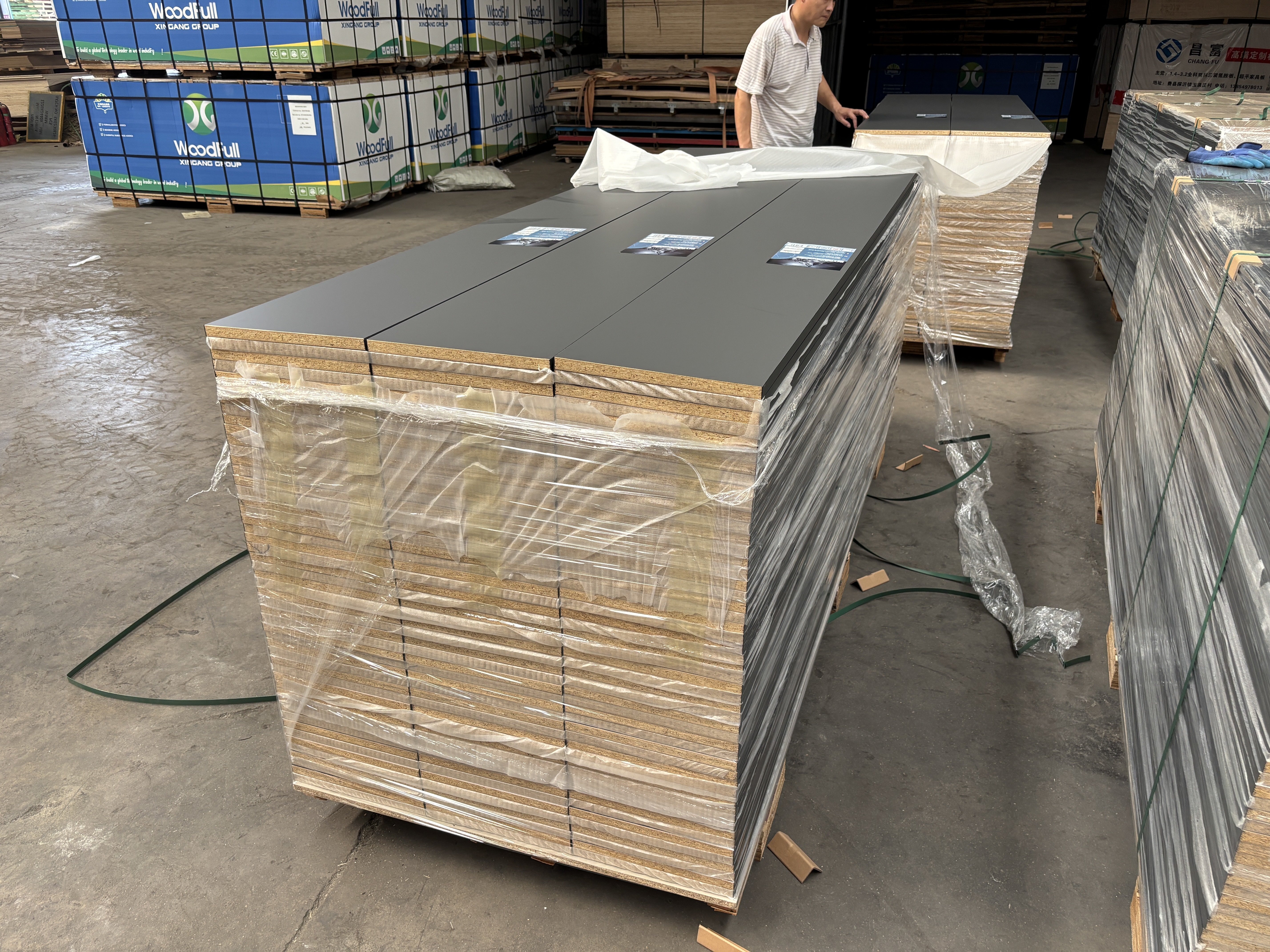 Eco-Friendly HENF 1220X2440MM PET Film-Laminated Particle Board for home interiors