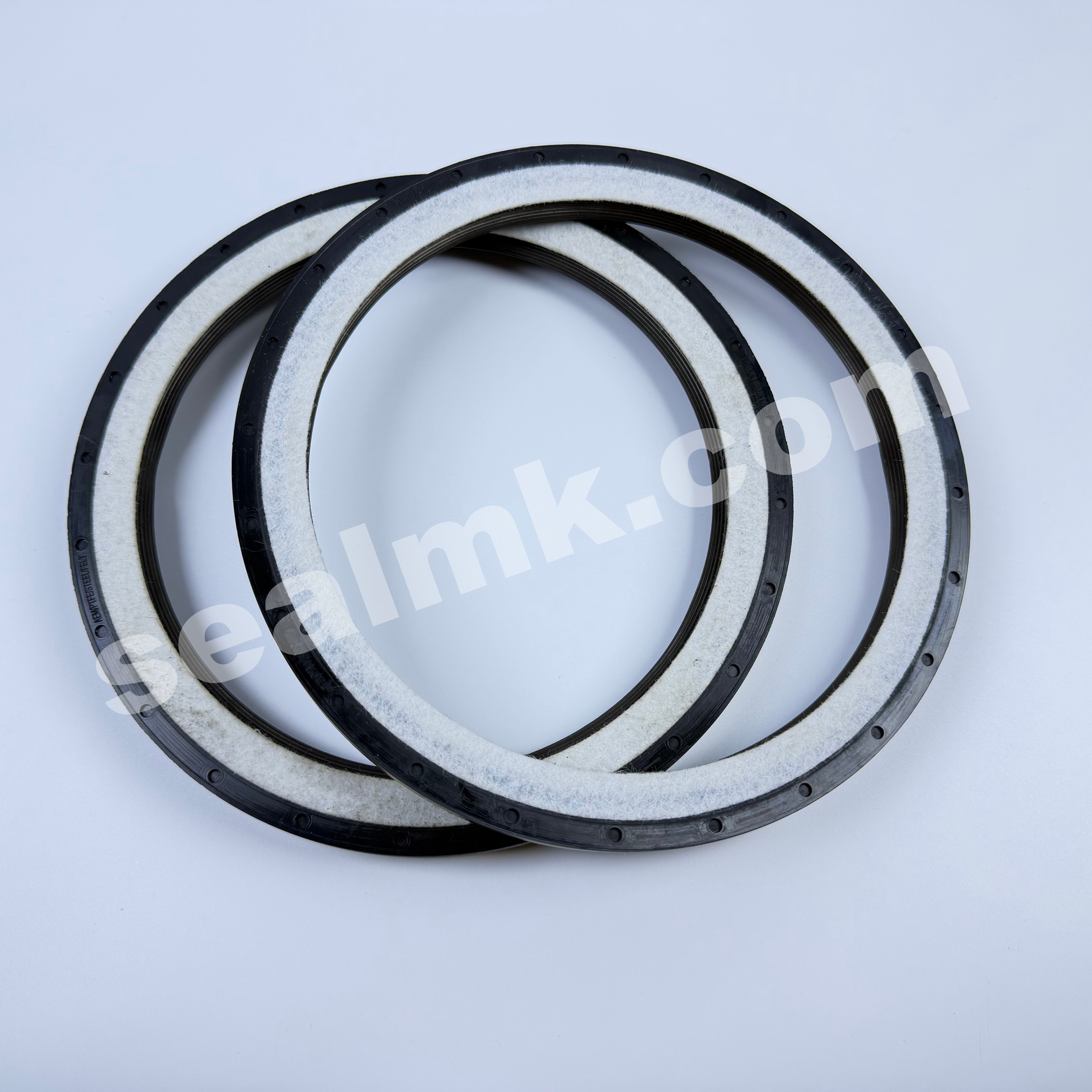 150*180*15 | Compatible with Volvo / Renault OEM Part Numbers: 22086413, 7408148259, 7422086413
Elring Part Number: 545.800
