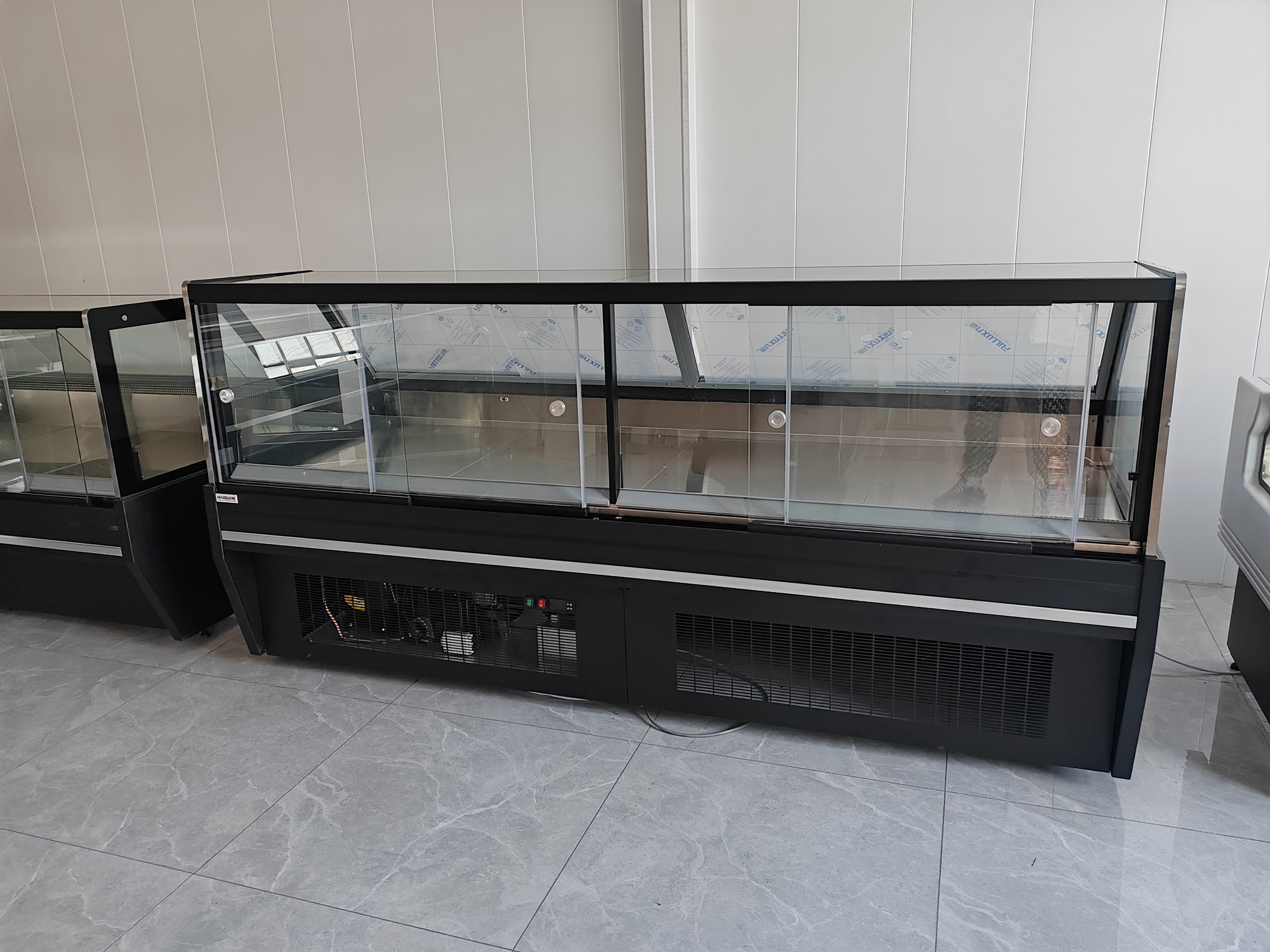 Digital Control Deli Display Refrigerator Featuring Fan Cooling System and Temperature Range Minus 2 to 8 Degrees Celsius Suitable for Retail