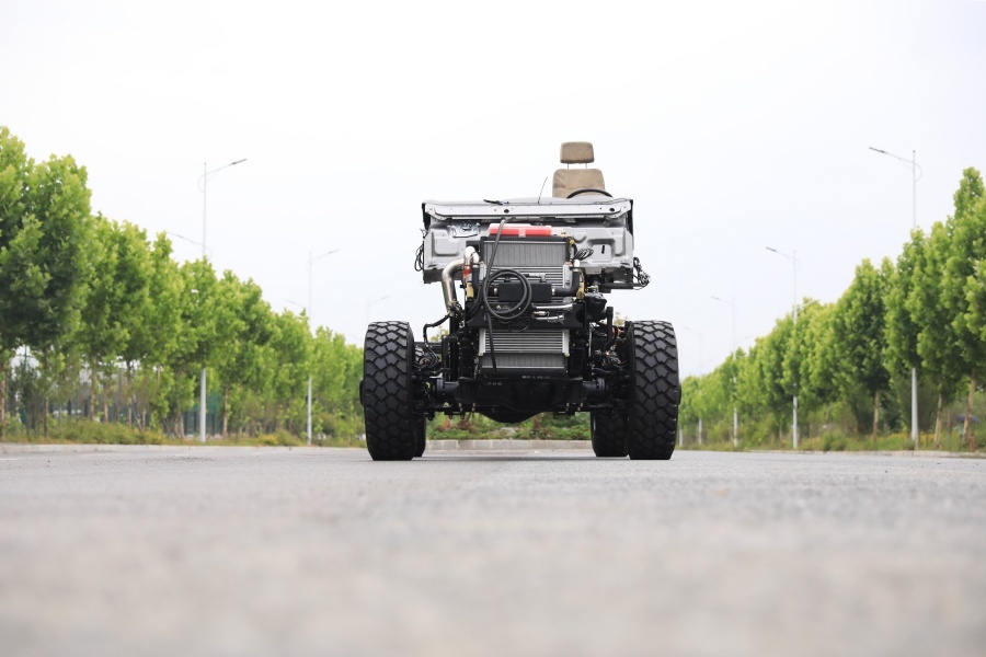 4×4 Off-road Heavy Duty Truck Chassis with ISDe300 Engine, Automatic Transmission For Export