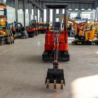 La excavadora compacta para jardinería está equipada con 18 litros de tanque de combustible.
