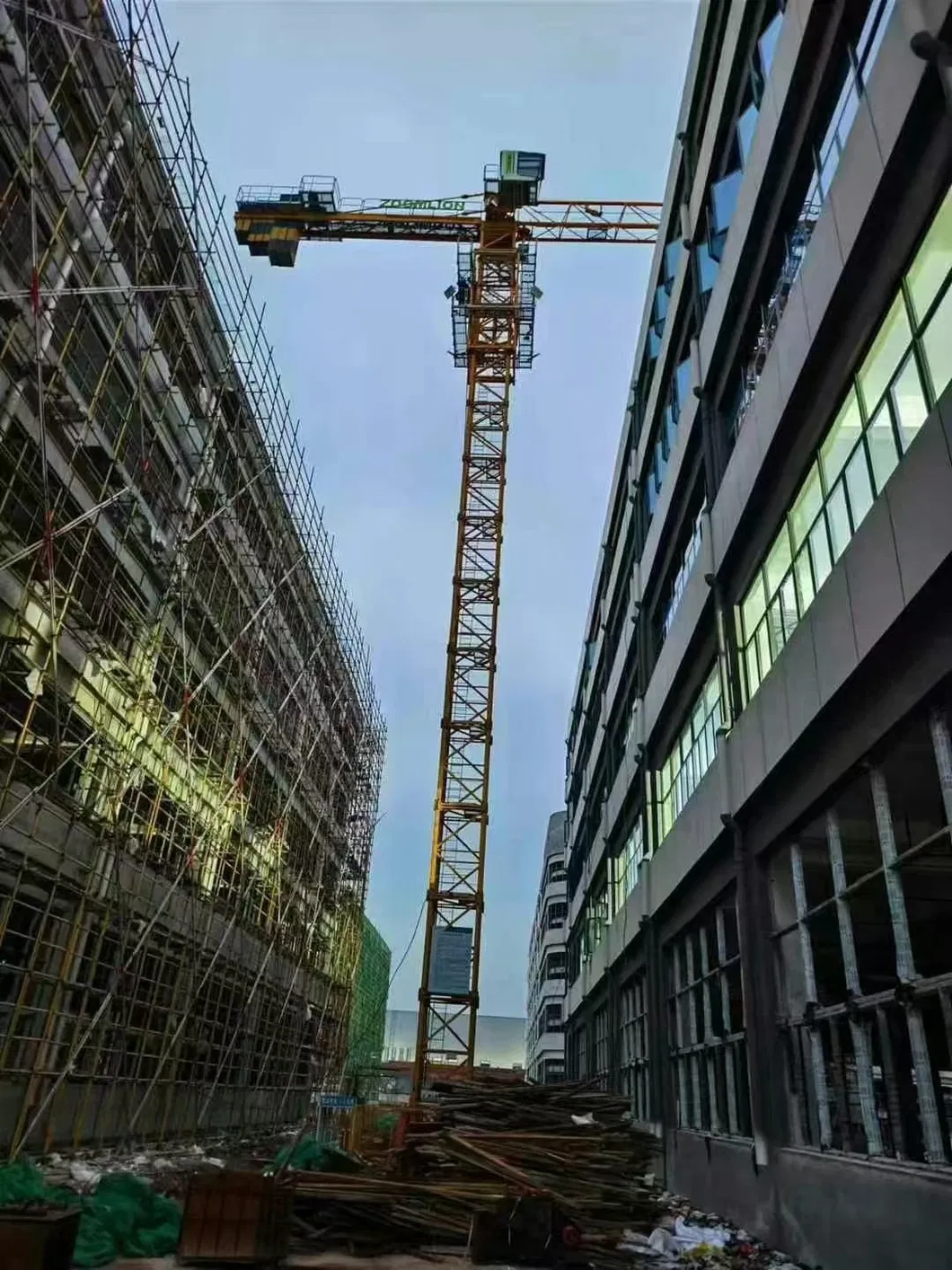 Grúa torre Zoomlion 6012 usada: Potencia de elevación confiable para proyectos a gran escala