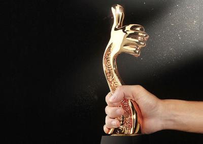Os troféus materiais da resina para concessões da escola, concessão da forma do polegar colocam troféus