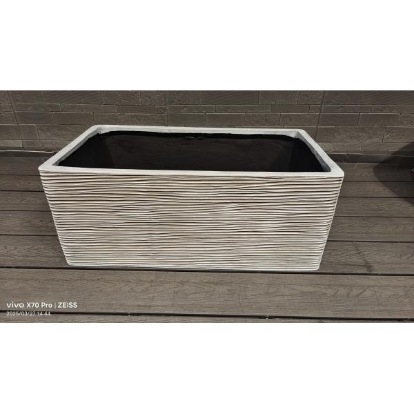 Maceteros Blancos Únicos con Anillos Apilados Horizontalmente para Proyectos de Jardinería y Paisajismo en Fibrocemento Rectangular