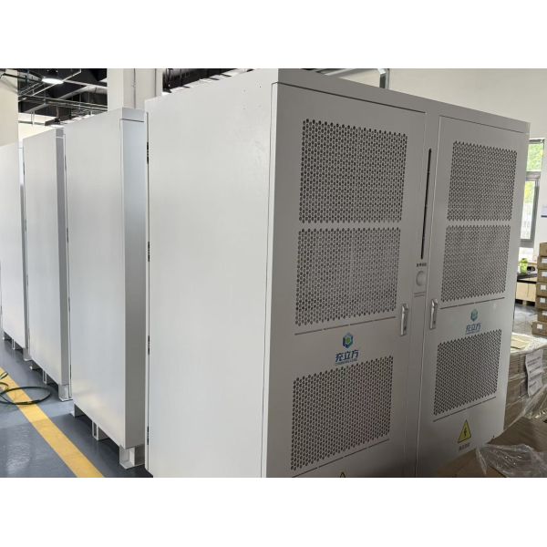 720kW integrated energy storage & charging system with standard liquid-cooled charging guns, enabling sustained high-power fast charging for heavy-duty vehicles.