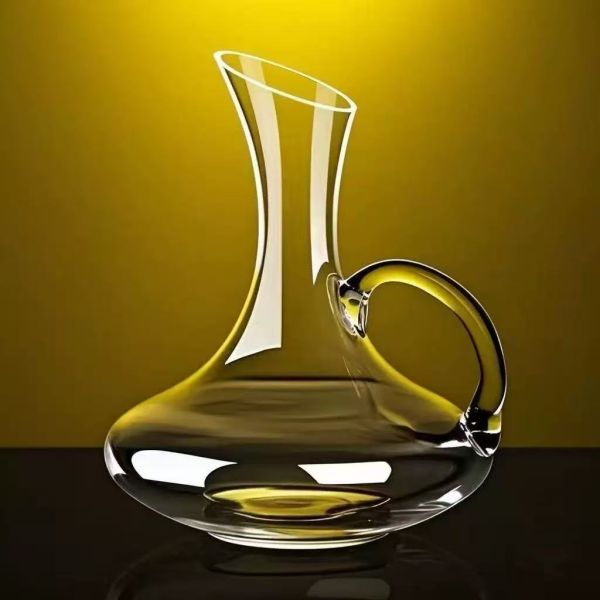 European-style wine decanter for degassing
