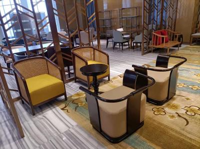 Gelaimei Hotel Lobby Furniture Solid Wood Easy Chair With Tea Table OEM Welcome