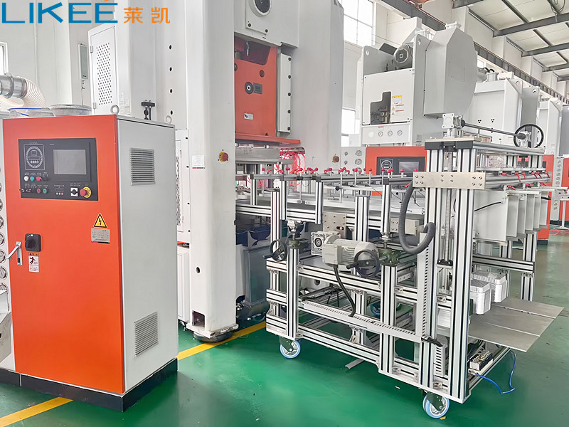 4 способа одноразового алюминиевого фольги Pan Making Machine 12000 штук / час Производительная мощность