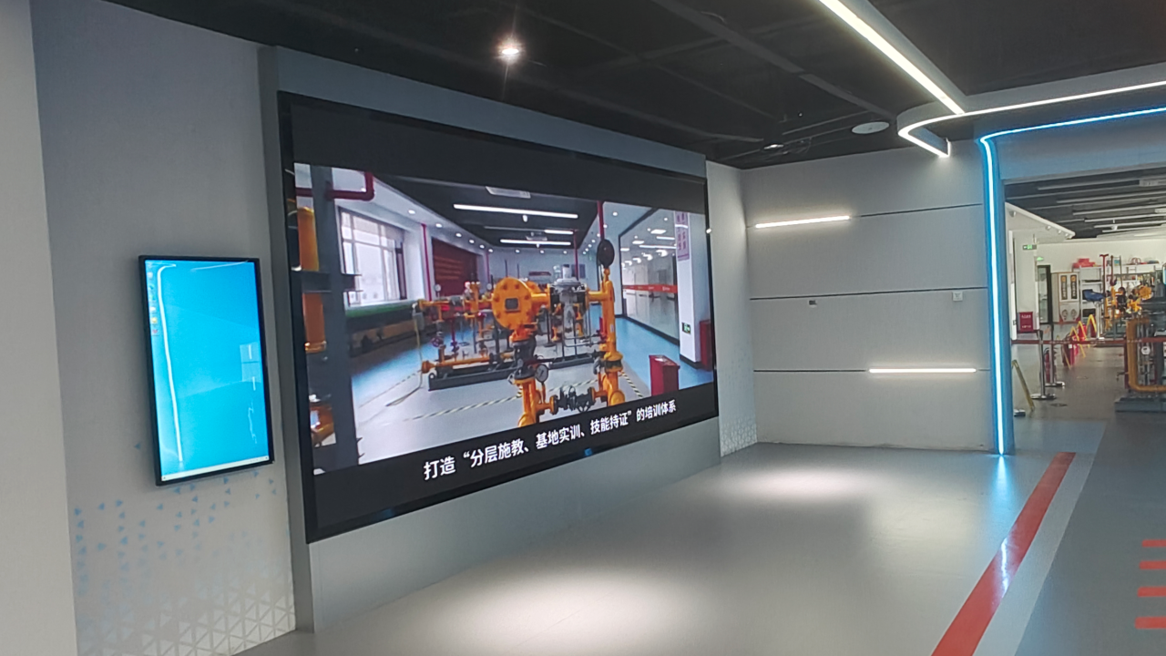 P2.22 Indoor Small Pitch LED Screen 7680Hz Refresh Rate 140° Ultra Wide Viewing Angle