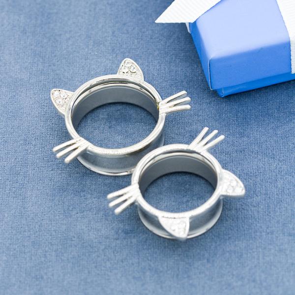A tomada de aço inoxidável da orelha 304 escava um túnel o ODM de prata do OEM de Cat Small Gauge Earrings