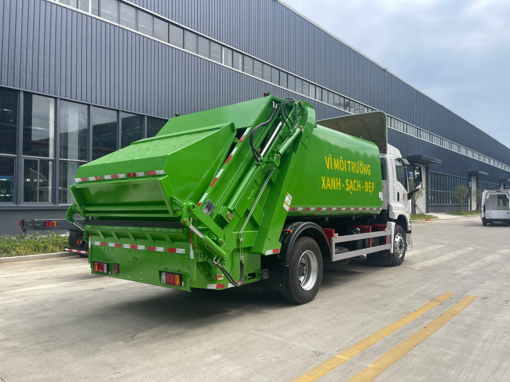 ISUZU Garbage Compactor Truck with 12m3 Volume Euro 4 Emission and Mechanized Rear Loading