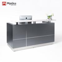 Bureau de réception en bois minimaliste moderne avec panneaux frontaux sombres Bureau Hôtel Entrepôt de la société d'hébergement des clients Applications hospitalières Support personnalisation