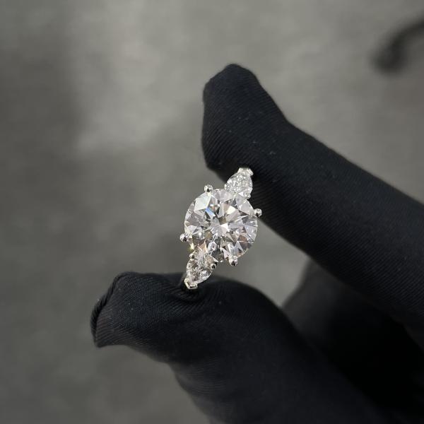 Anéis de diamante cultivados em laboratório 3.01ct CVD Branco F VS2 Três pedras estilo redondo