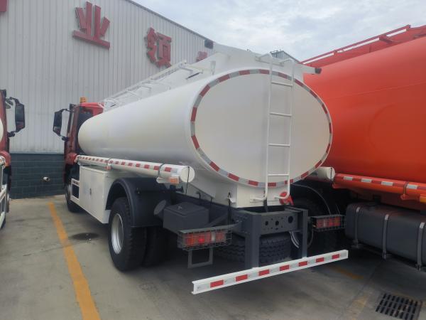 SINOTRUK Oil Transport Truck With Manhole Cover and Breath Valve 10000L Volume