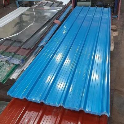 A folha telhando revestida da cor azul corrugou o material de aço do teto