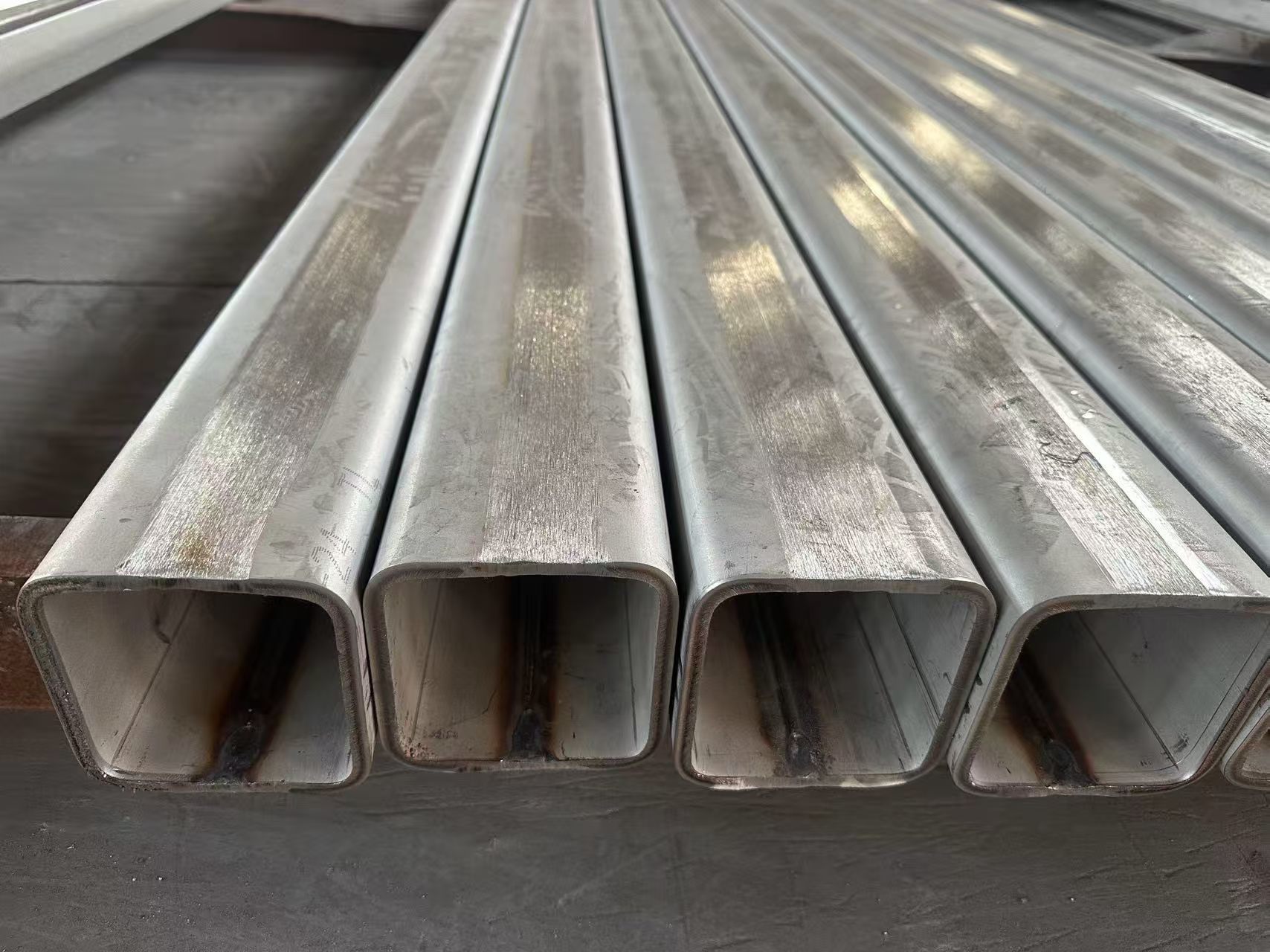 904L, 2507, 2205, 310S, 321, 316L, 304, 201... Square tubes are used in construction and decoration, machinery and equipment manufacturing, vehicles and transportation, municipal and outdoor facilitie