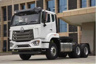 Sinotruck Excellent Condition Tractor Head HOWO Tractor Truck with Tubeless Tire Design