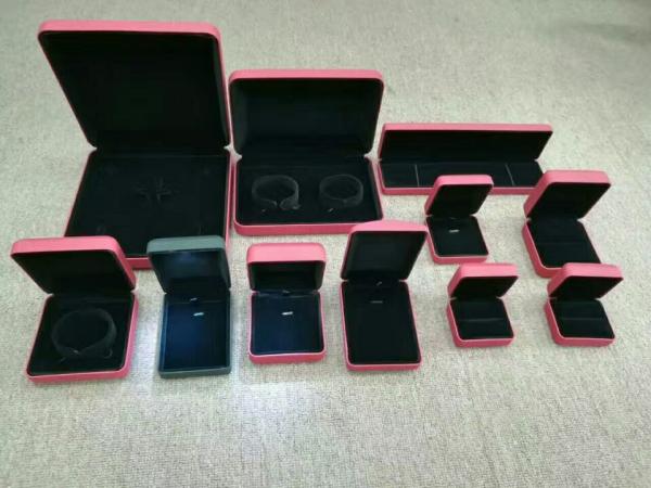 Luxury Gift Jewelry Plastic Box Exterior Leather Customized Size For Shopping Mall