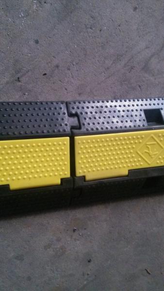 Cable Cross 2 Way Outdoor Rubber Cable Protector Stage Truss Fitting Black / Yellow