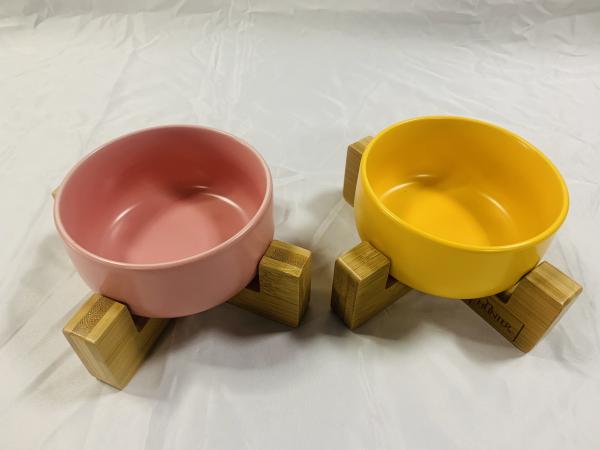 Um único suporte multicolor de tigela para cão feito de bambu natural adicionar tigela 7.5cm de altura para o exterior