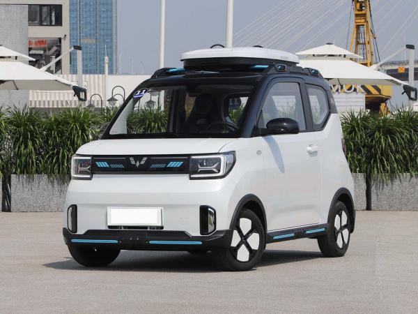 100km/h Small Wuling Electric Vehicles 5 Seats Car 300KM For Adults