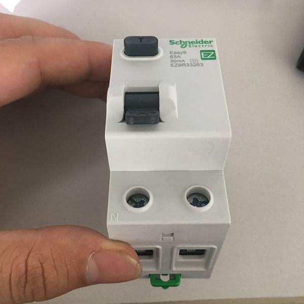 Good quality EZ9R14225 Easy9 2 pole 6ka 10mA RCD