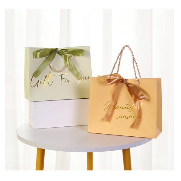 Shopping Boutique Paper Gift Bags 300gsm With Bronzing Printed Logo Ribbon Handle