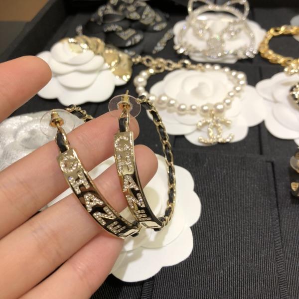 Pendientes de declaración de cuero negro con diamantes Swarovski* y cierre de presión