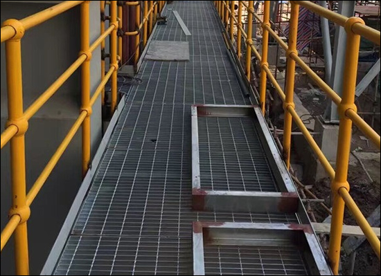 Hot Dipped Galvanized Steel Grating and Steel Structure Walkway Compliant with ANSI/NAAMM MBG 531/532/533 EN 10025 GB/T 700/711 Standards