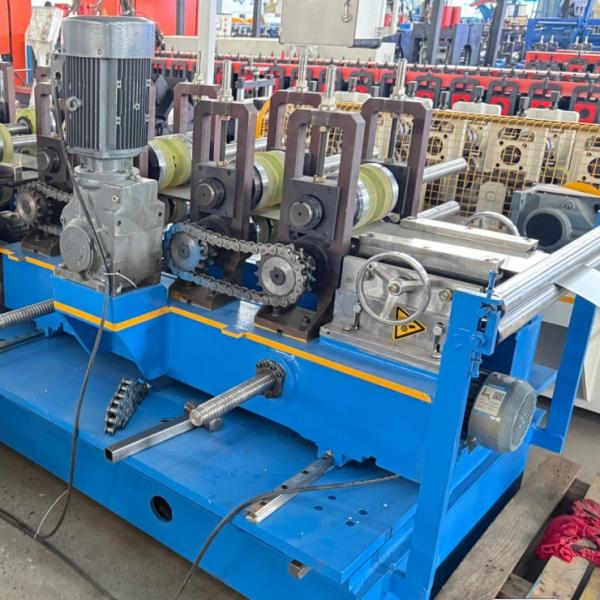 Machine de formage de crête réglable en largeur