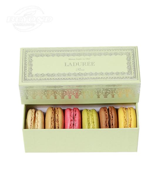 Des biscuits au chocolat en vrac, des macarons, des boîtes-cadeaux, du papier, des souvenirs de mariage.