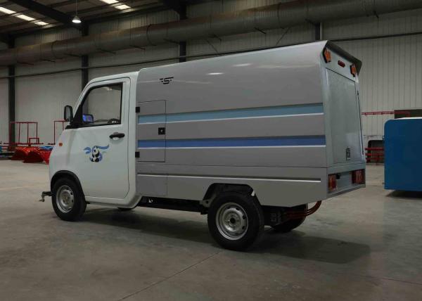 Property management company's own garbage truck for loading and unloading waste