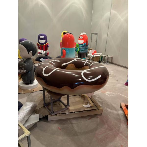 Escultura FRP de Donut: Un punto fotográfico llamativo para tiendas de pasteles y postres