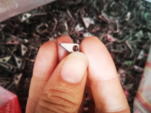 Soporte metálico de acero inoxidable – Resistente a la corrosión, alta resistencia, corte de precisión, uso versátil