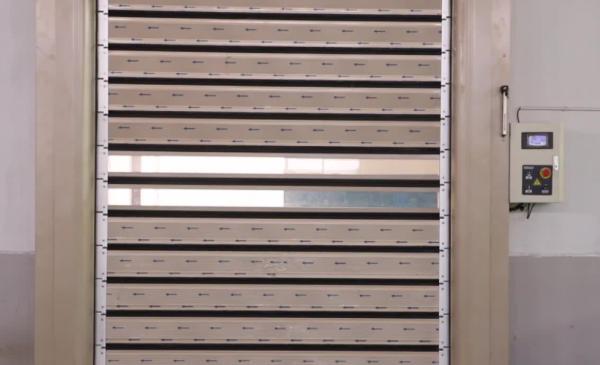 Puerta espiral de alta velocidad transparente de aluminio de alta calidad industrial enrollable aislada personalizada para exteriores, velocidad de cierre de 0,8 m/s, seguridad y eficiencia