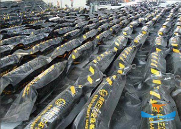 Black Rubber Oil Containment Boom Customized Size High Strength Nylon Canvas
