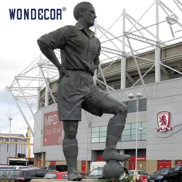 Statue en bronze de footballeur adaptée aux besoins du client par Brown pour la plaza extérieure