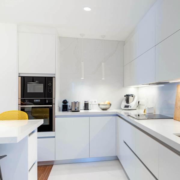 Floor To Ceiling Modern Matte White Lacquer Paint Kitchen Cabinet