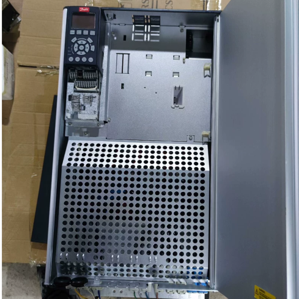 100% New Danfoss VLT FC-302P75KT5E20 IP20 Three Phase 380V 75KW 50hz to 60hz Danfoss VFD for Pump Fan Compressor Conveyor