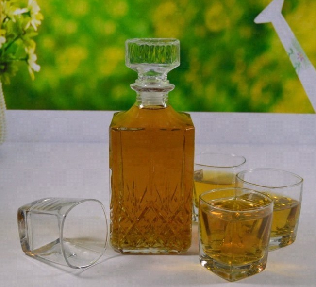 GLASS WINE DECANTER WITH 4 CUPS