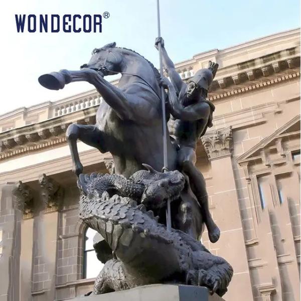 Изготовленная на заказ бросая бронзовая статуя St. George сразила скульптуру дракона для украшения сада