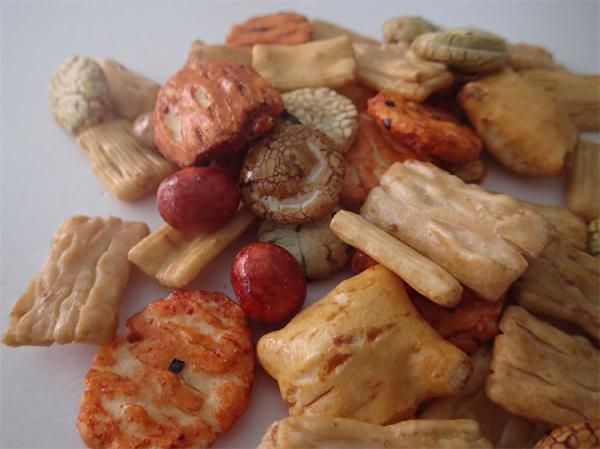 Os petiscos saudáveis da grão do alimento por atacado japonês misturaram o petisco de Cracker&Peanuts do arroz