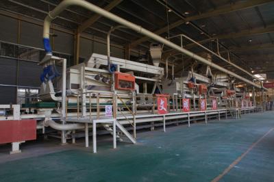 Ligne de production à ouvertures multiples de panneaux de particules d'une capacité de 110 à 500 m3/jour