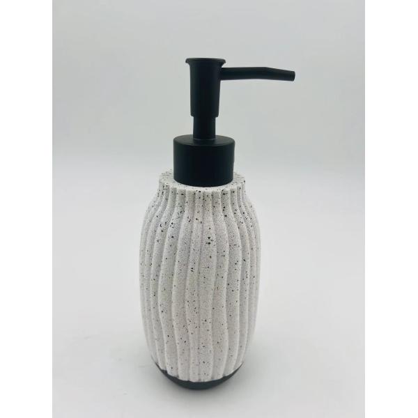 Accesorios de baño de cemento en blanco con letra negra y franja vertical con nervaduras dispensador de jabón para manos bomba limpiador de cepillos de baño