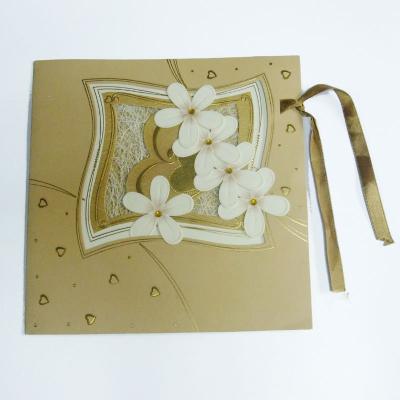 la salutation en ligne de la fleur 3D a stratifié le service d'impression de carte avec le ruban d'or pour le cadeau