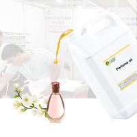 L'usine fournit des parfums 100% purs pour fabriquer de l'huile parfumée