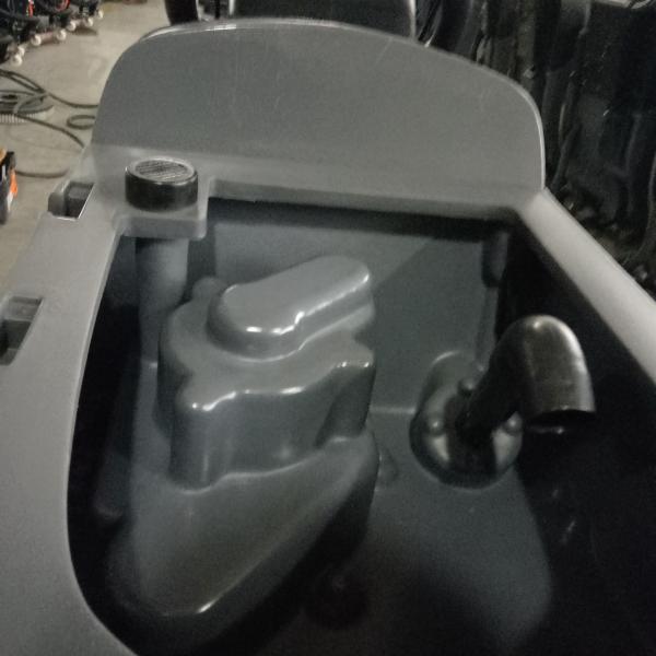 Promenade d'entrepôt derrière l'épurateur de plancher, machine de lavage de plancher de Vitrolite