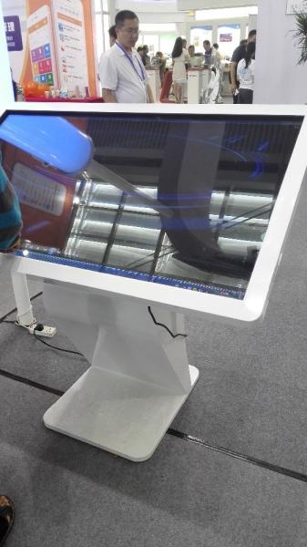Stand de piso 24 polegadas LED terminal de autoatendimento de informação de verificação AD quiosque interativo com mini PC