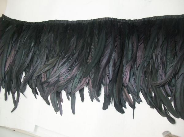 Cão de galo preto, pena de galo, com fitas de fita de cetim e pena de frango