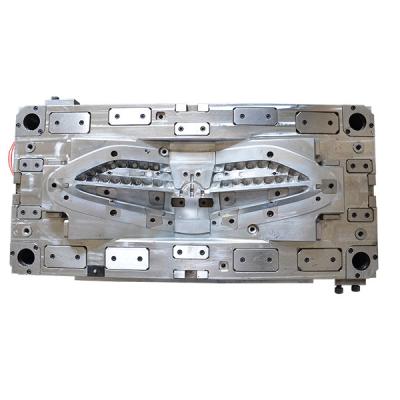Trabalho feito com ferramentas moldando da multi injeção da cavidade para peças sobresselentes automotivos